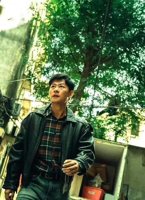 李健19岁演戏42岁因狂飙走红娶了初中恋人成好男人