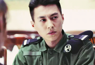 靳东在《温州一家人》里的各种军装照,这么帅真的会没朋友的