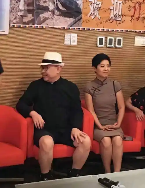 歌手刀郎被女粉丝强搂,合照太亲密,翻红后四处聚会玩乐满面红光