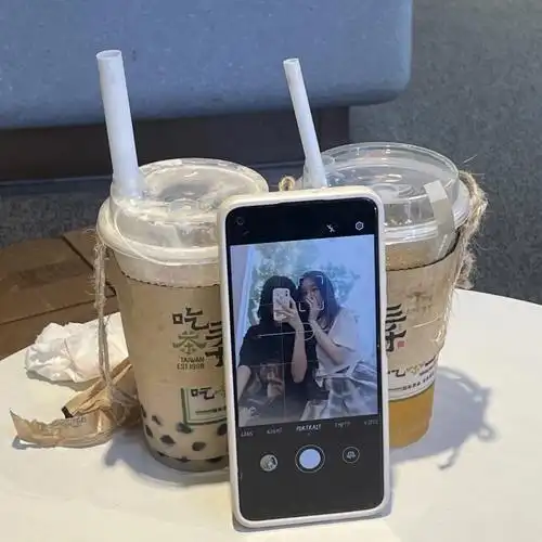 奶茶如何避开周围人群和闺蜜拍照