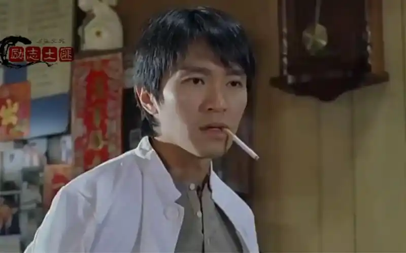 星爷就单单叼烟都能让练习生学上3年,阿媚的演技没的说