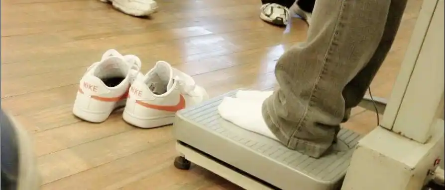  追问 全部发给我,我要全体女生脱鞋踩在垫子上的图片