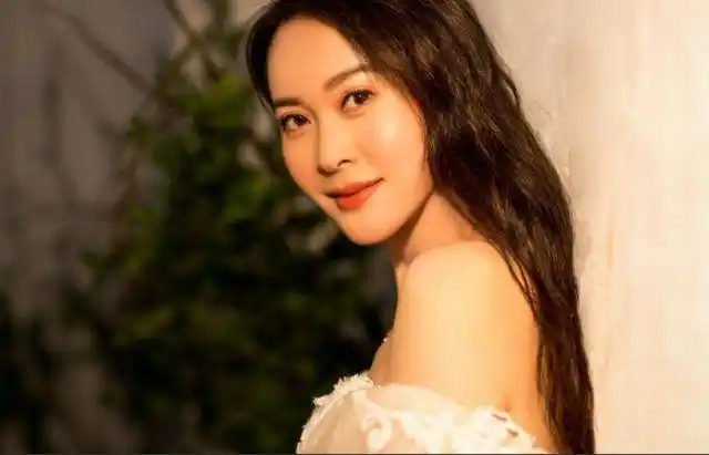 成为当年收视率有力的竞争者,由于话剧也演得特别好,张大静成为了国家