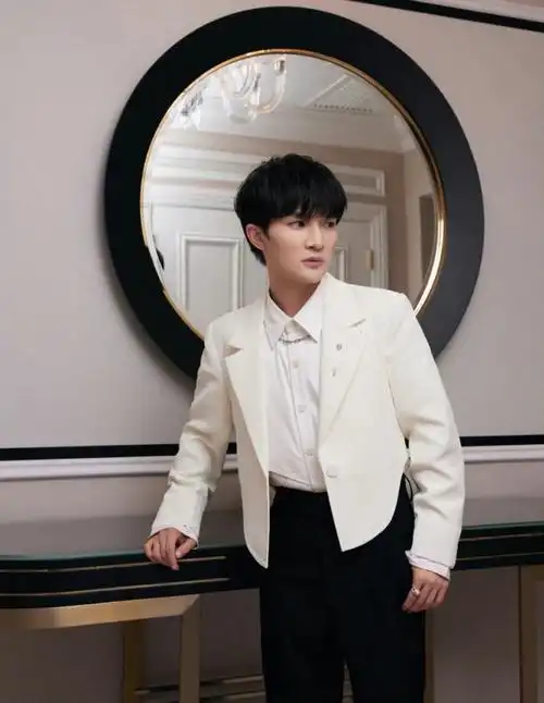 年轻一代纯歌手为何周深能和天王站一起看看他这些年的选择吧