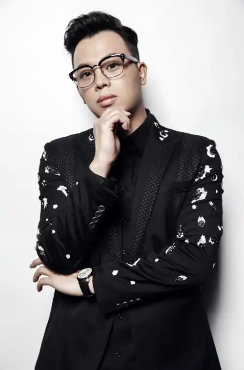 1981年12月4日出生于吉林延边朝鲜族自治州,中国内地流行乐男歌手,原