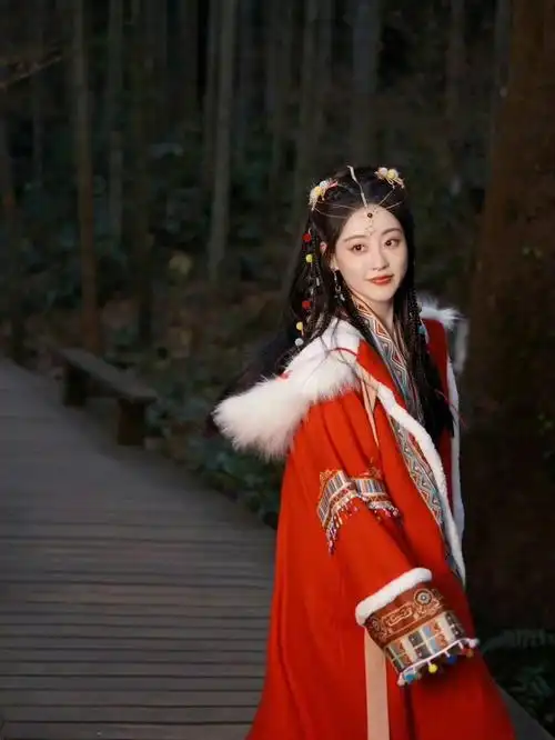 祝绪丹古风红斗篷写真 眼前一亮的视觉盛宴美得令人屏息