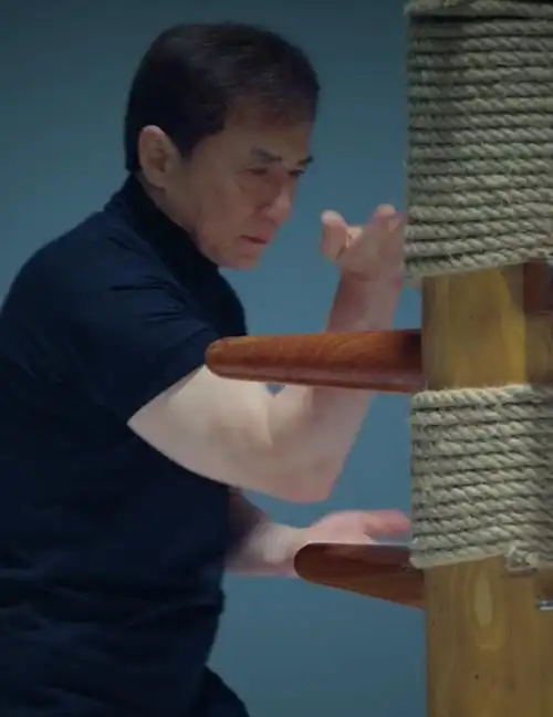 67岁成龙打拳速度超快一身健硕肌肉太惊艳身上皮肤比脸白太多