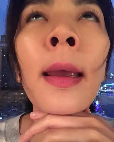 ella恢复本性,翻白眼大鼻孔晒自拍hold不住了!