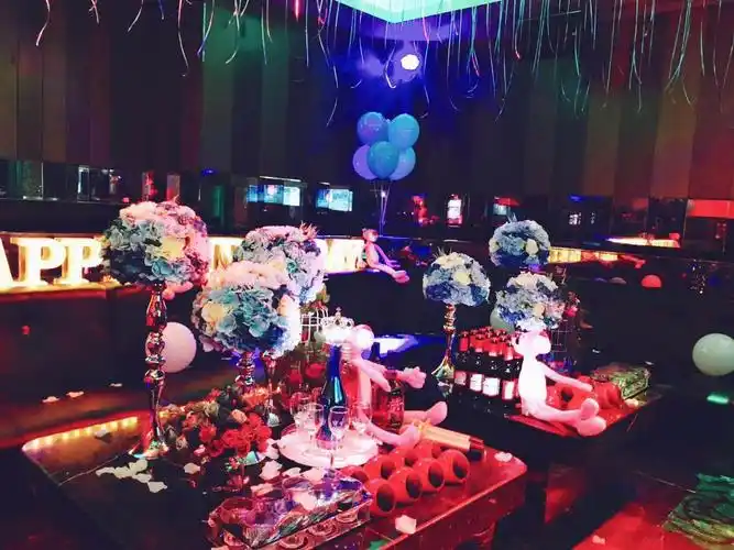 嗨乐ktv万家丽中路店,为您时刻准备着生日趴的包厢,让你心情时刻美丽