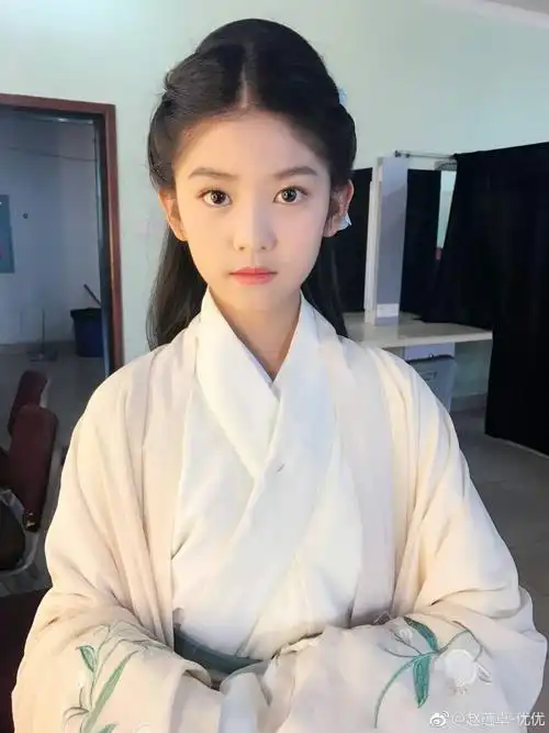 这位11岁的小童星腿也太长了吧!