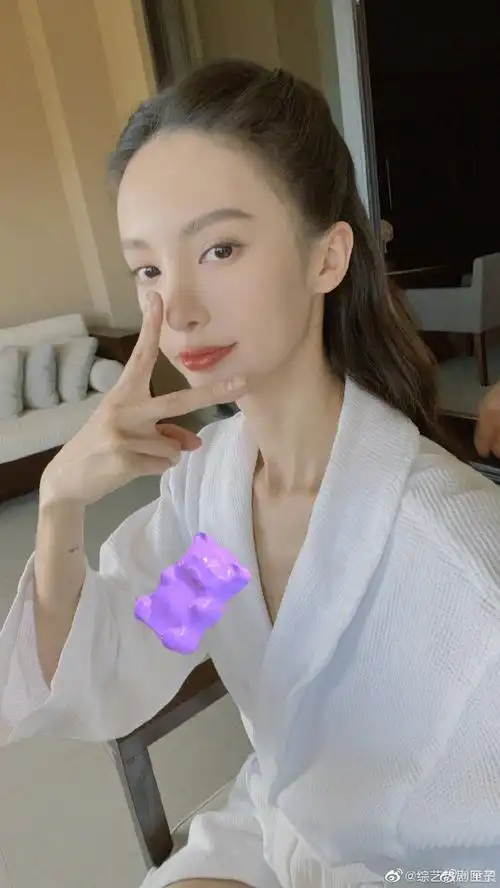 #金晨素颜比耶自拍#