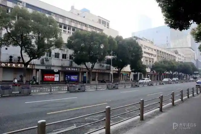 一诚带我市区里考察