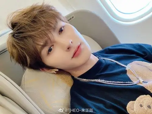 朱正廷更博晒自拍 欢迎帅气打工贝贝回家