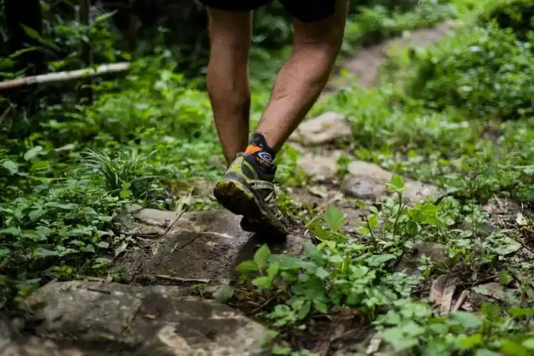 见识过五台山里的赤脚行僧马拉松场上的裸足跑者我们还是需要一双鞋