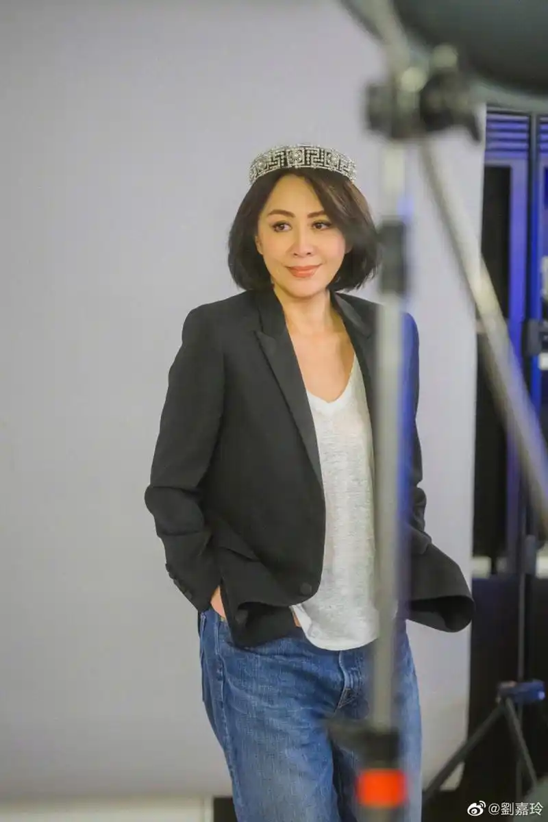 刘嘉玲晒近照,这几张照片挺真实的,不像有的女明星美颜太假了! 照片中