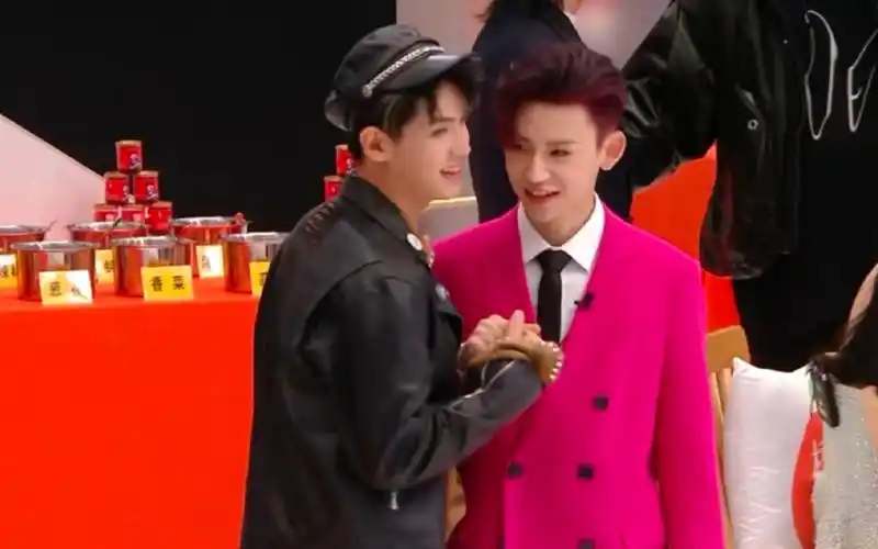 黄明昊72小鬼王琳凯|48烩面一起皮!