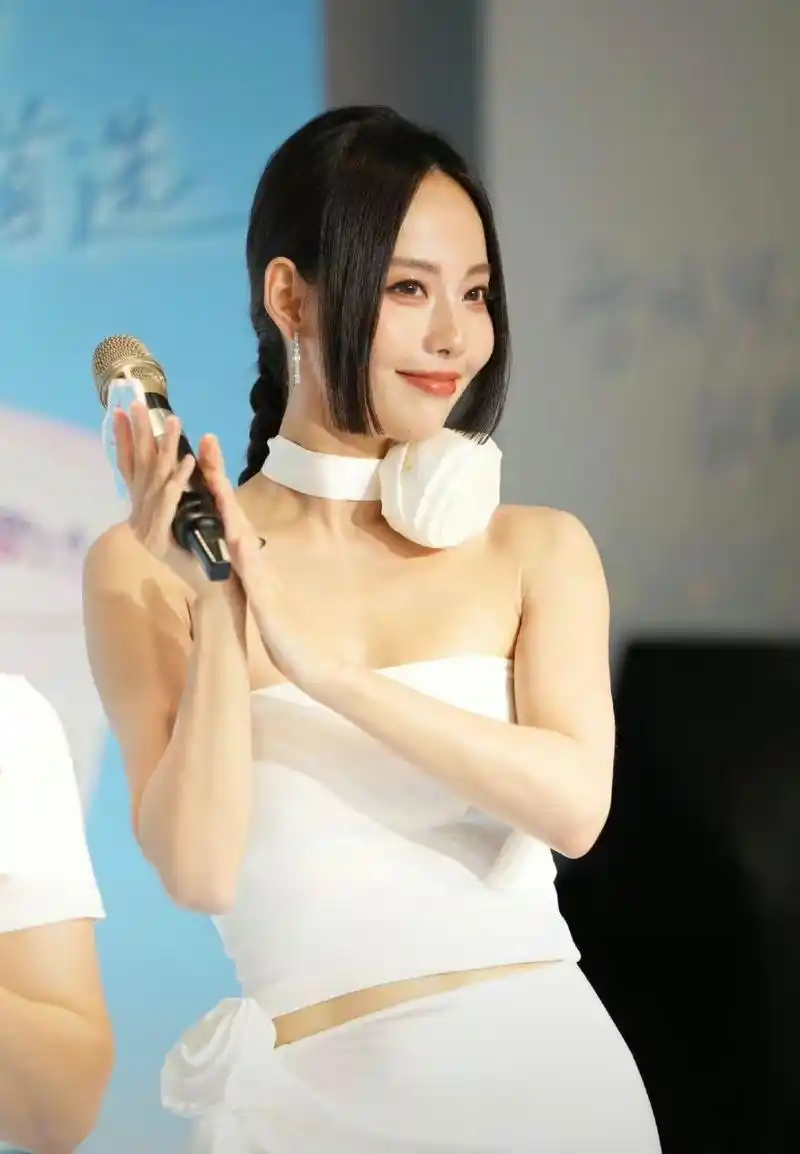 被张嘉倪的活动生图惊艳了,好想用这张脸"活一天"!