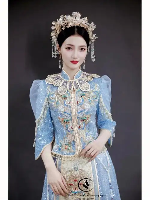 冰蓝色秀禾服给春天不一样的浪漫