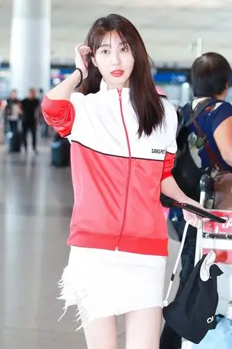 李菲儿穿"一抹红"变清爽运动girl 红唇娇艳美腿青春洋溢