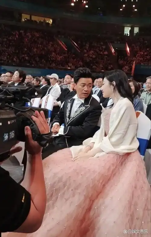 当年和刘亦菲同框时,王宝强笑得很开心,而今满脸的沧桑与憔悴