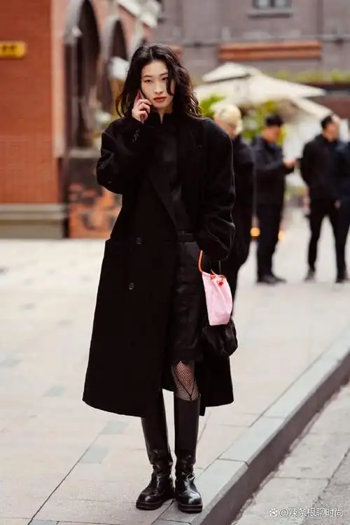 谁说黑丝媚俗看上海女生的街拍穿搭时髦显瘦好洋气