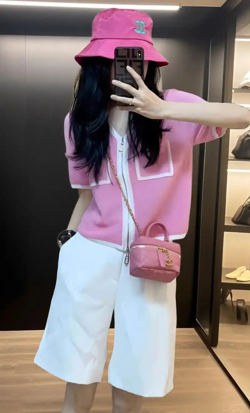 新款粉色短袖上衣高腰阔腿短裤套装.