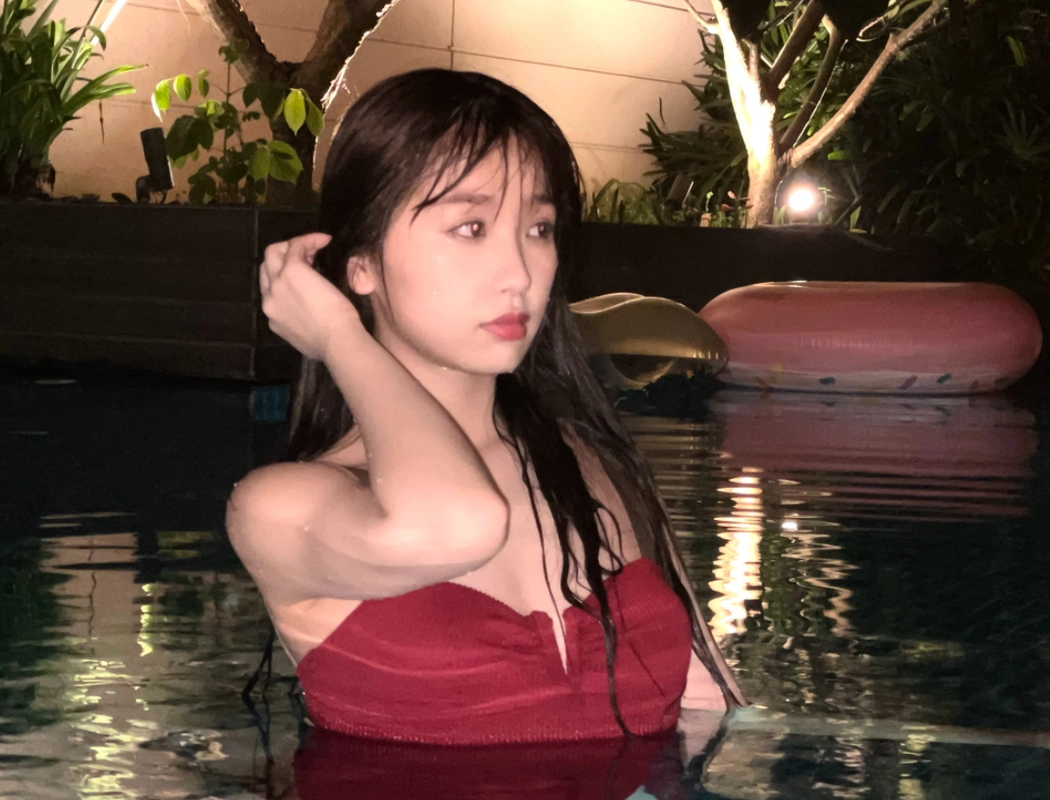 虞书欣在游泳池拍大片,穿红色露背泳衣超火辣,网友:好像美人鱼