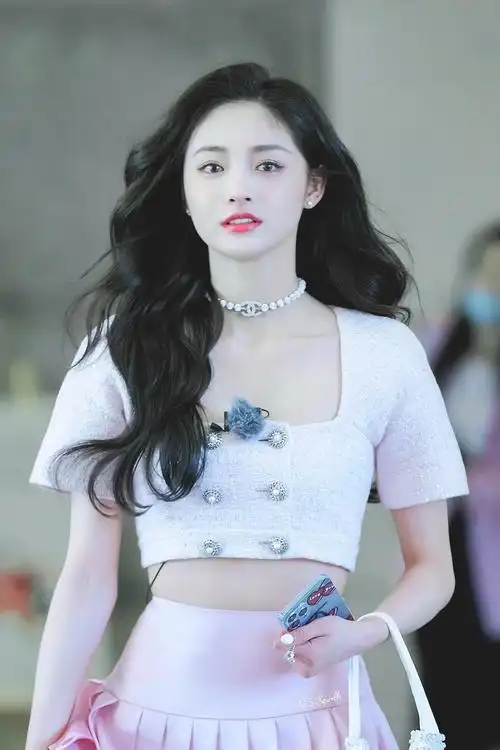 周洁琼在爆裂的妆造挺好看的有101门面内位了估计播出后会吸一波颜粉