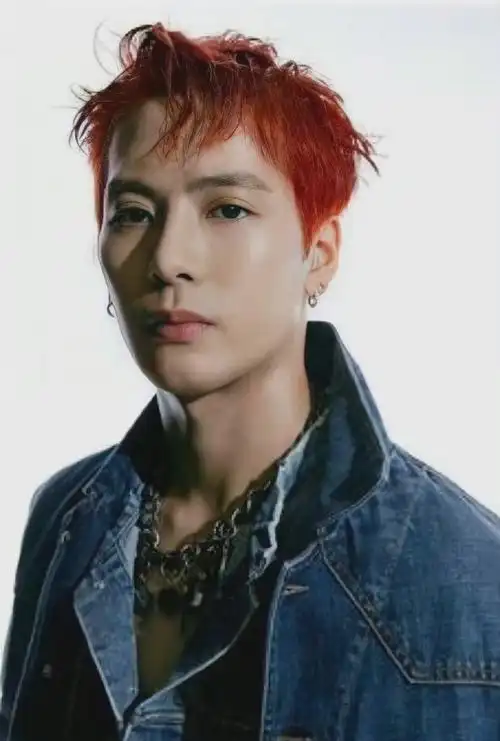 王嘉尔红头湿发造型