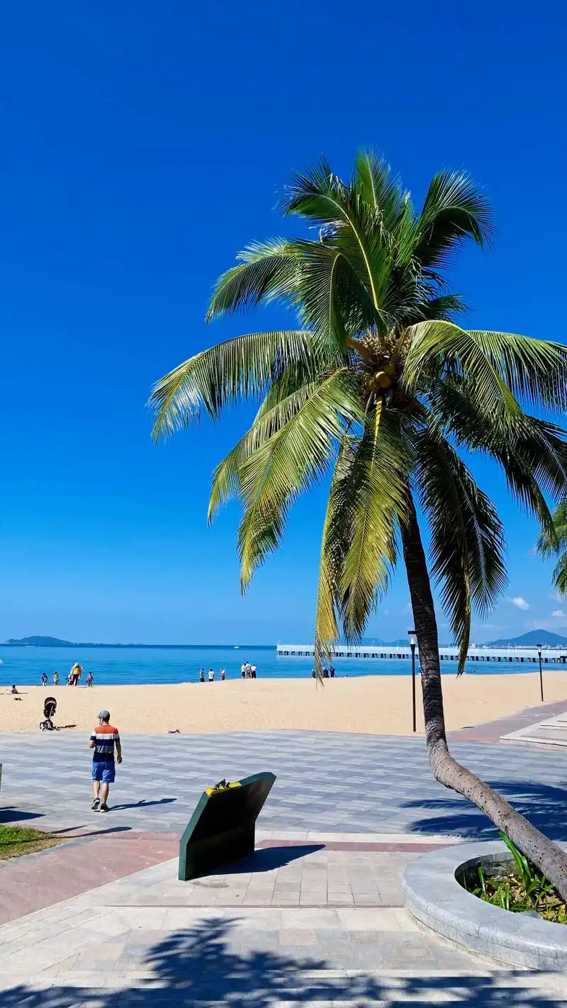 三亚湾海月广场,篮天白云,碧篮的大海金色的沙滩好一幅美丽的 - 抖音