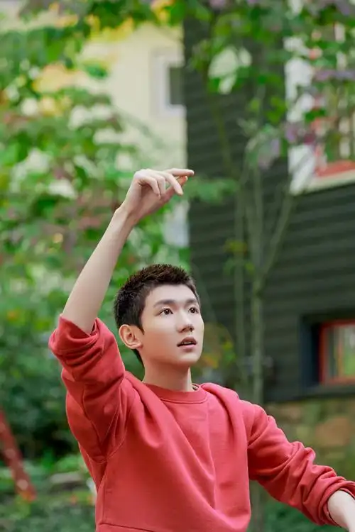 王源更博发新图,一天更新两波福利,造型反差太大!