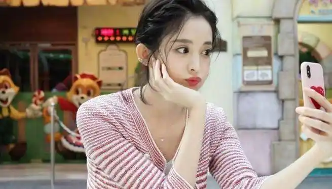 被古力娜扎仙女气质折服了,一身白好甜美,齐耳短发大耳环美极了