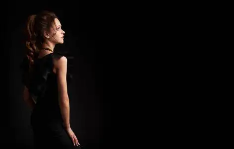 与复制空间隔离的黑色演播室背景照片