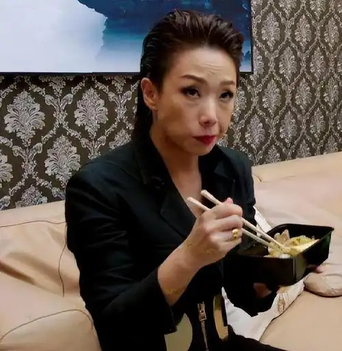 演员林忆莲近照(这一次她出现在大家的面前整张脸上都是素颜的样子)