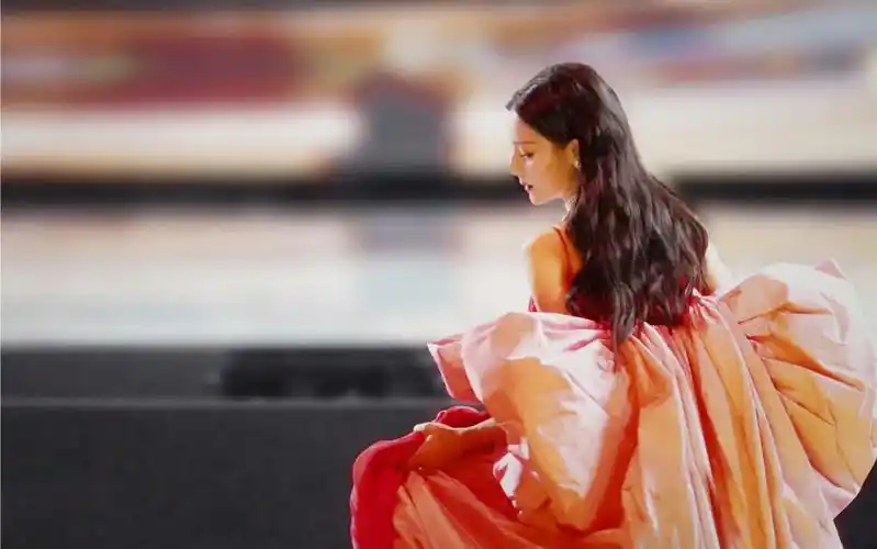 【迪丽热巴】"如果你置身于玫红色的旗海下,你也会热泪盈眶的吧"她