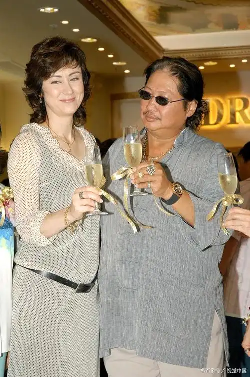 洪金宝前妻近照,为家人庆生,面部松弛显衰老