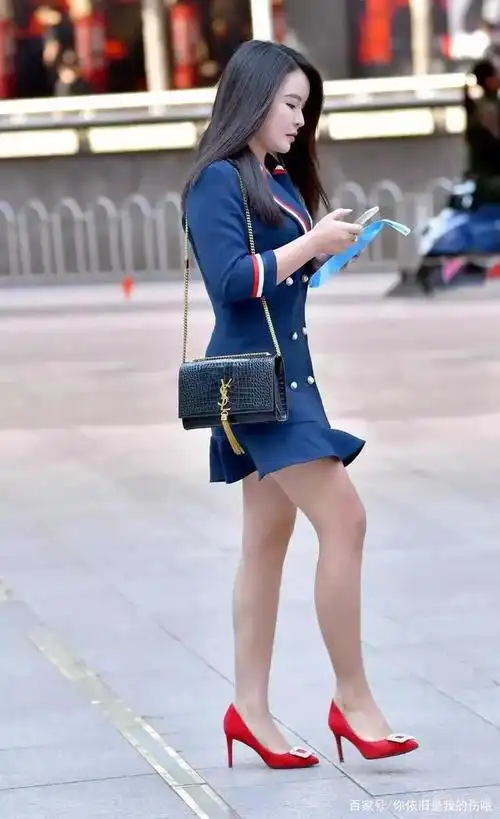 这两位美女为何选择了红色高跟鞋?答案就在她们的心里