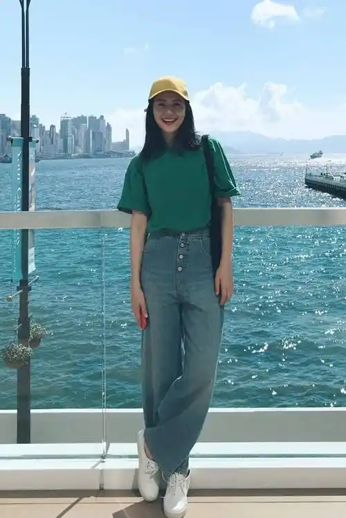 在休闲随性的风格上,自然也是高圆圆在日常生活中必不可少的一项了.