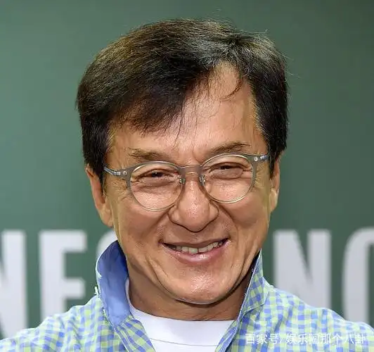 成龙身穿蓝色格子衬衫戴着眼镜,显得十分儒雅.