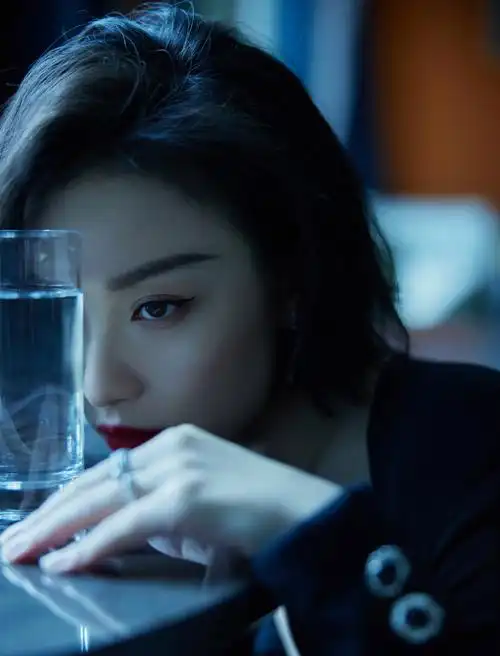 倪妮红唇短发性感写真图片1717