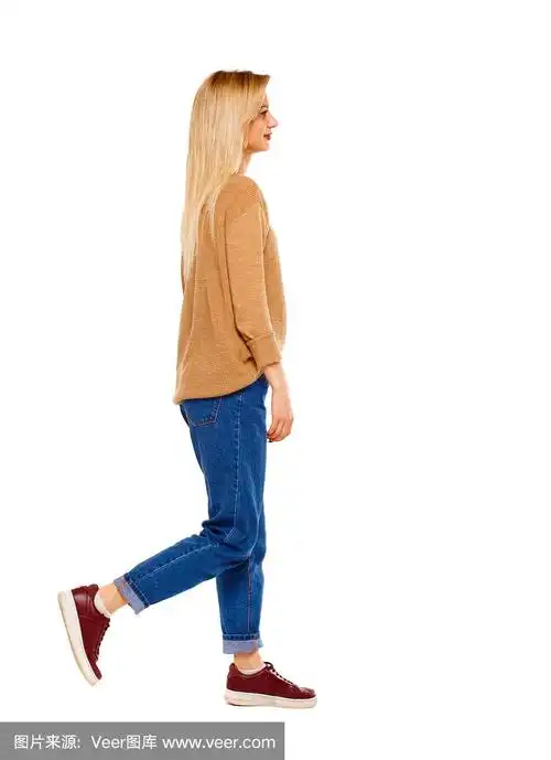 走路的女人的侧视图.