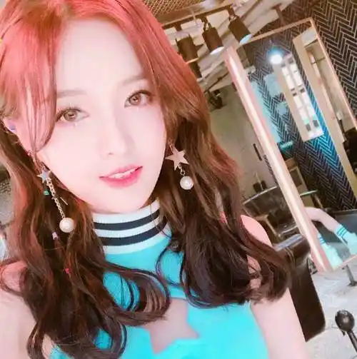 一,杨可伊 蔡徐坤杨可伊是高中同学,2人在美国同一所学校读书.