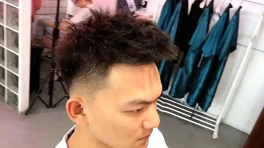 男士发型参考,4cm渐变凌乱瓜子头,清爽洒脱