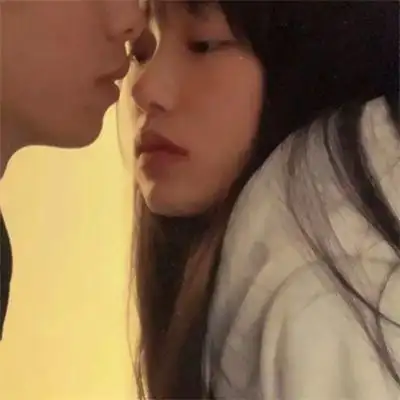 甜蜜亲吻的亲亲真人情侣头像甜到爆