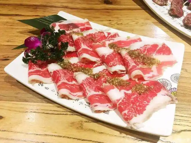 『特色肥牛』摆盘也很精美,肥牛片上的白芝麻为牛肉提鲜,肥牛蘸取少量