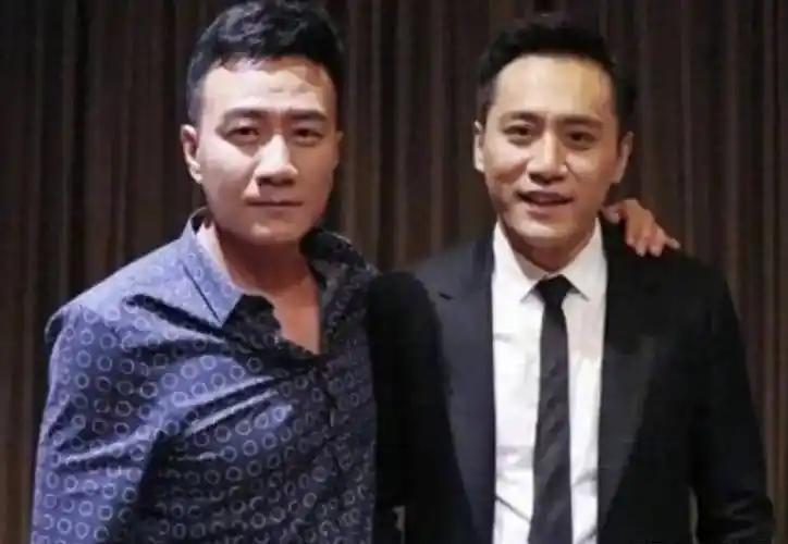 细心的观众们发现,演艺圈内的一位重量级人物胡军为表达对好友刘烨