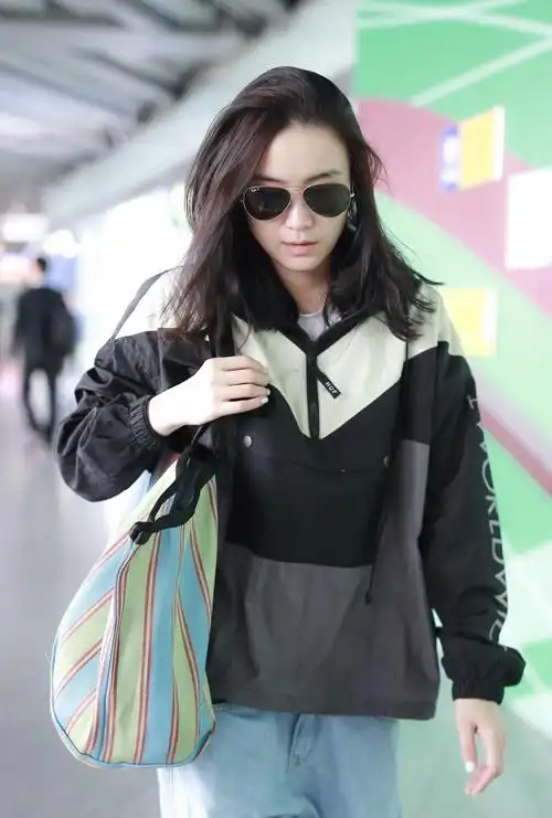 有点可爱!宋佳素颜遛机场颜值抗打 咬机票卖萌贡献"表情包"