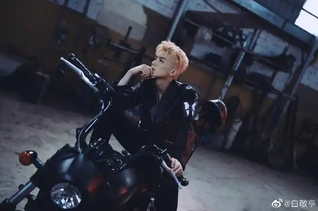 白敬亭机车库存六宫格##白敬亭晒皮衣机车库存照