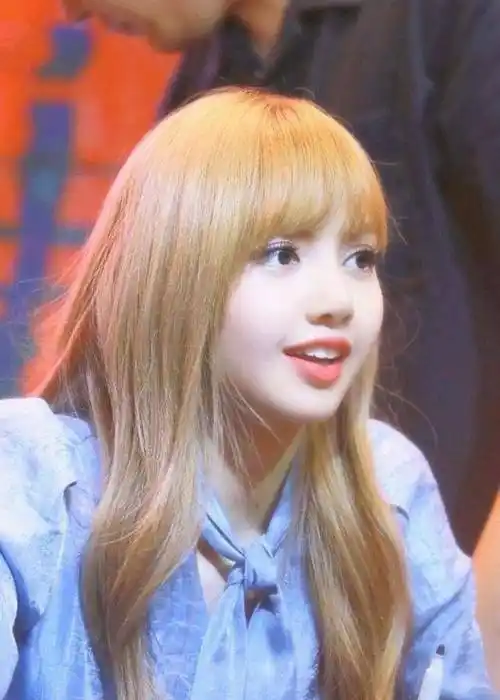 lisa新发型甜蜜的真人版洋娃娃染成黑发后更优雅说她18我都信