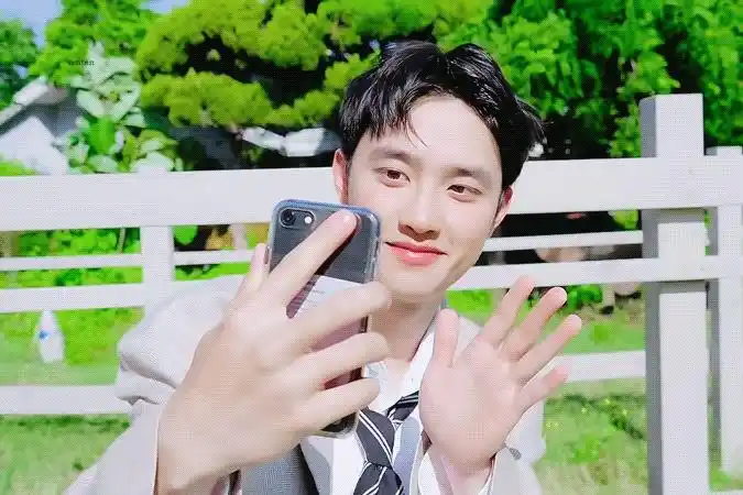 这是solo歌曲的mv《rose》 小时候也超级超级可爱 鹅王的笑好奶好憨哦